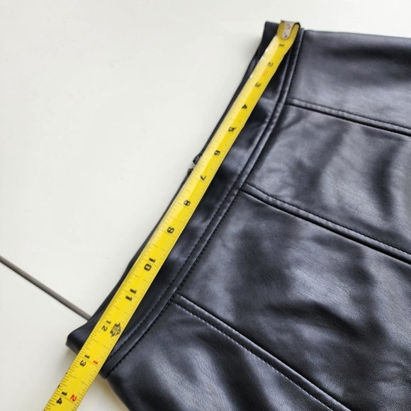 Banana Republic Women's Black Faux Leather Unlined Polyurethane Skirt Stretch 2 - Picture 5 of 10